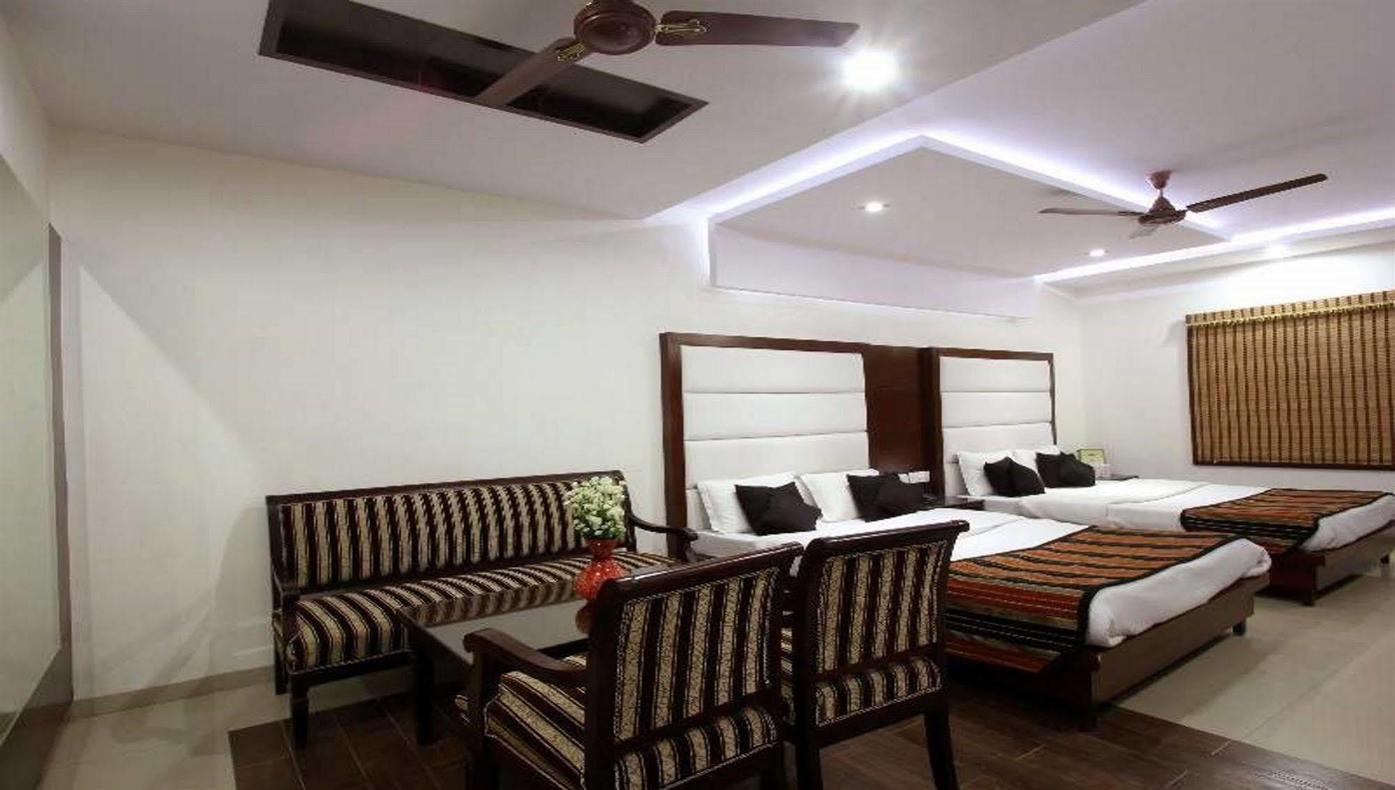 Hotel Mohan International Új-Delhi Kültér fotó