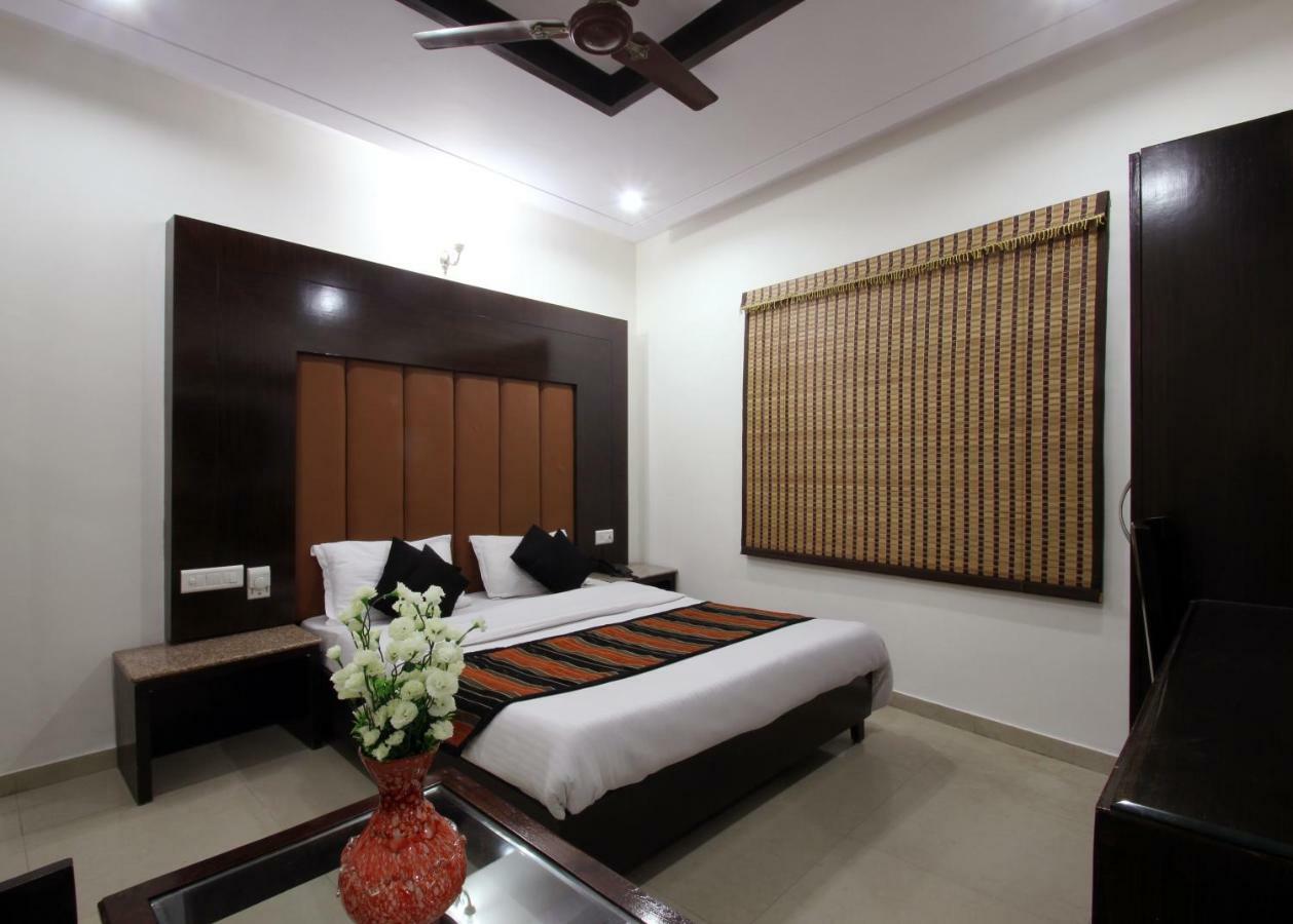 Hotel Mohan International Új-Delhi Kültér fotó